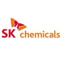 SK Chemicals Logo mit rotem Schmetterlingsmotiv und orangefarbener Schrift.