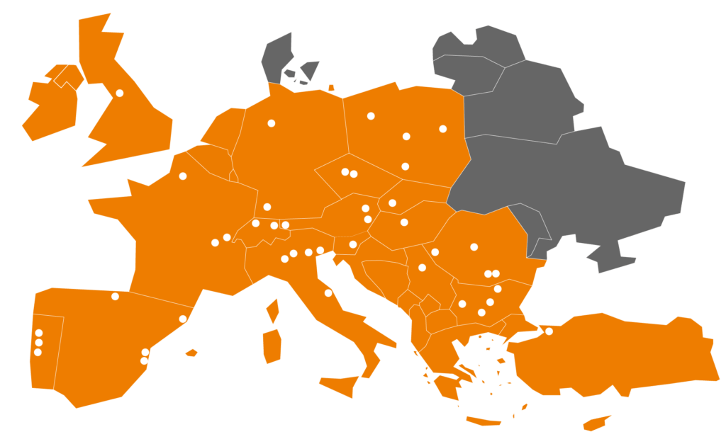 Europakarte in Orange und Grau zeigt geografische Gebiete mit Punktemarkierungen.
